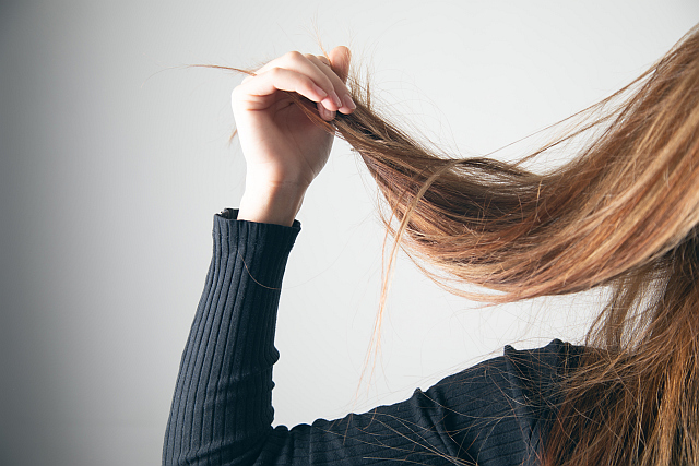 woman holding hair with faded keratin ntreatment